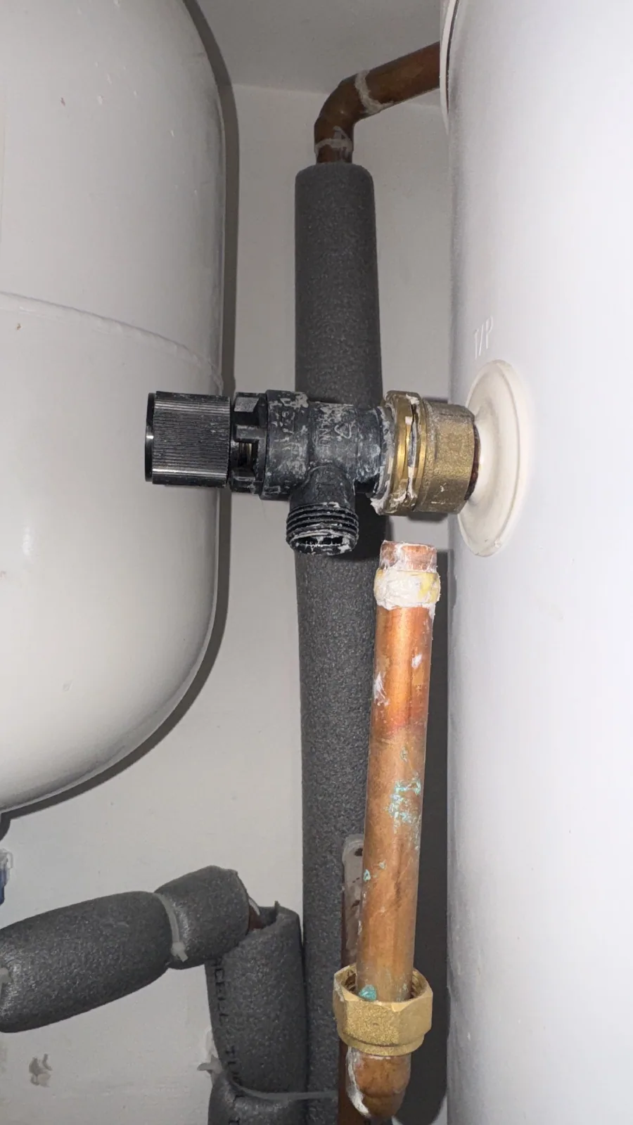 Cylinder valve and adjoining copper pipework
